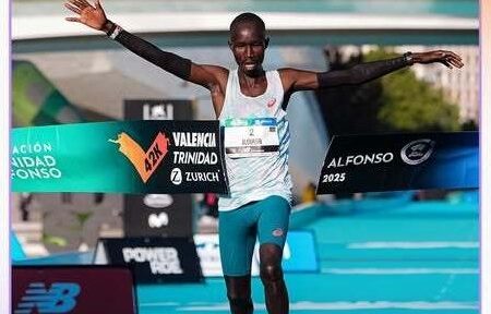 Kenyanul John Korir a făcut istorie la maratonul din Valencia, transmis în direct pe VOYO. Cum s-a descurcat românul Nicolae Soare?