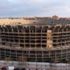 „Stadionul fantomă” de 400 de milioane € ar putea fi inaugurat după 21 de ani! Au început lucrările pentru montarea acoperișului.
