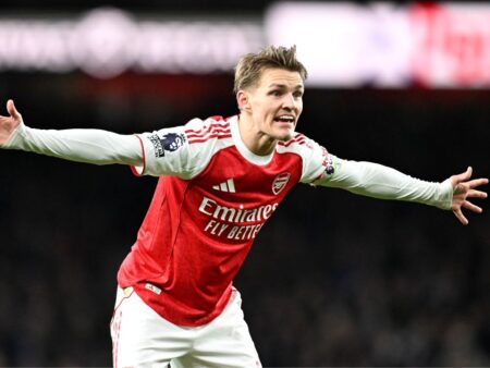 Arsenal recuperează primul loc de la City: victorie dramatică în fața lui Brighton