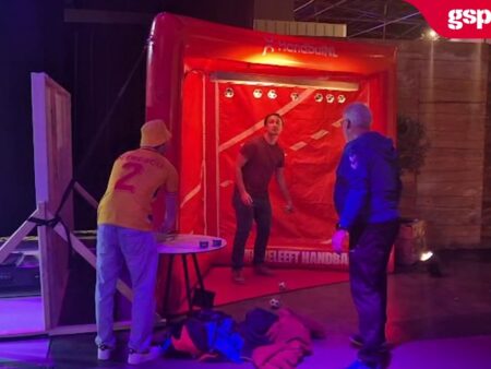 Fanii români se bucură de atmosfera din Rotterdam Ahoy, înaintea confruntării cu Danemarca