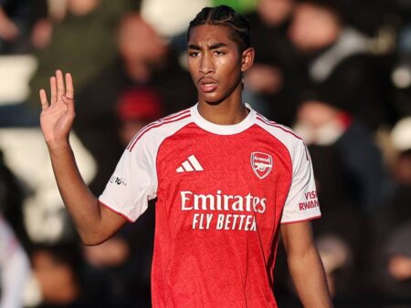 Cine este fundașul central de 16 ani care a făcut debutul la Arsenal în Liga Campionilor?