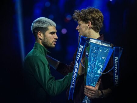 „Joacă mediocru și tot câștigă” – O declarație surprinzătoare despre tenisul lui Sinner și Alcaraz în ultimii doi ani.