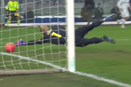 Greșeală a portarului sau moment de inspirație?! Cum a deschis Interul lui Chivu scorul în meciul cu Genoa