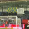 Autoironie subtilă: bannerul purtat de suporterii Sloboziei la meciul cu FCSB