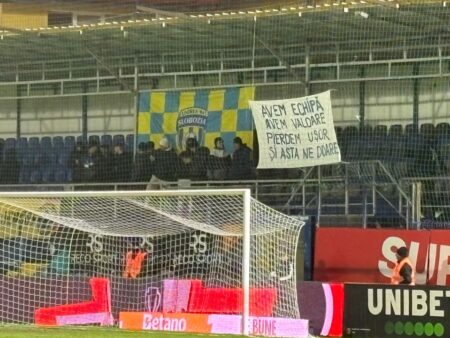 Autoironie subtilă: bannerul purtat de suporterii Sloboziei la meciul cu FCSB
