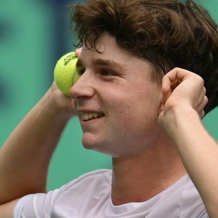 Cel mai promitător tânăr jucător de tenis român, aflat pe locul 5 mondial, va concura pentru o altă națiune!